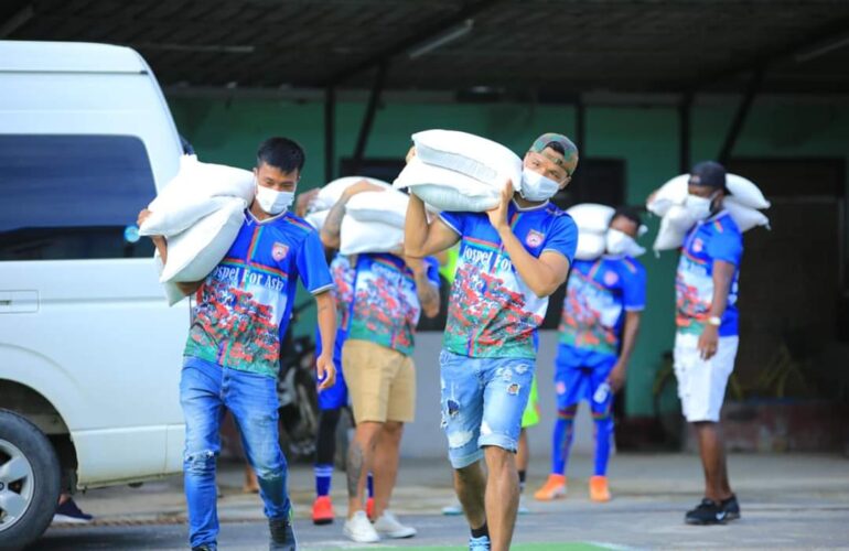 Chinland FC မှ Chinland for PALETWA  အစီအစဉ်တွင် စစ်ဘေးရှောင်ပြည်သူများအား ပထမအကြိမ် သွားရောက်ကူညီလှူဒါန်းခဲ့