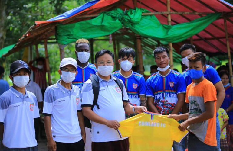 Chinland FC မှ Chinland for PALETWA  အစီအစဉ်တွင် စစ်ဘေးရှောင်ပြည်သူများအား ပထမအကြိမ် သွားရောက်ကူညီလှူဒါန်းခဲ့